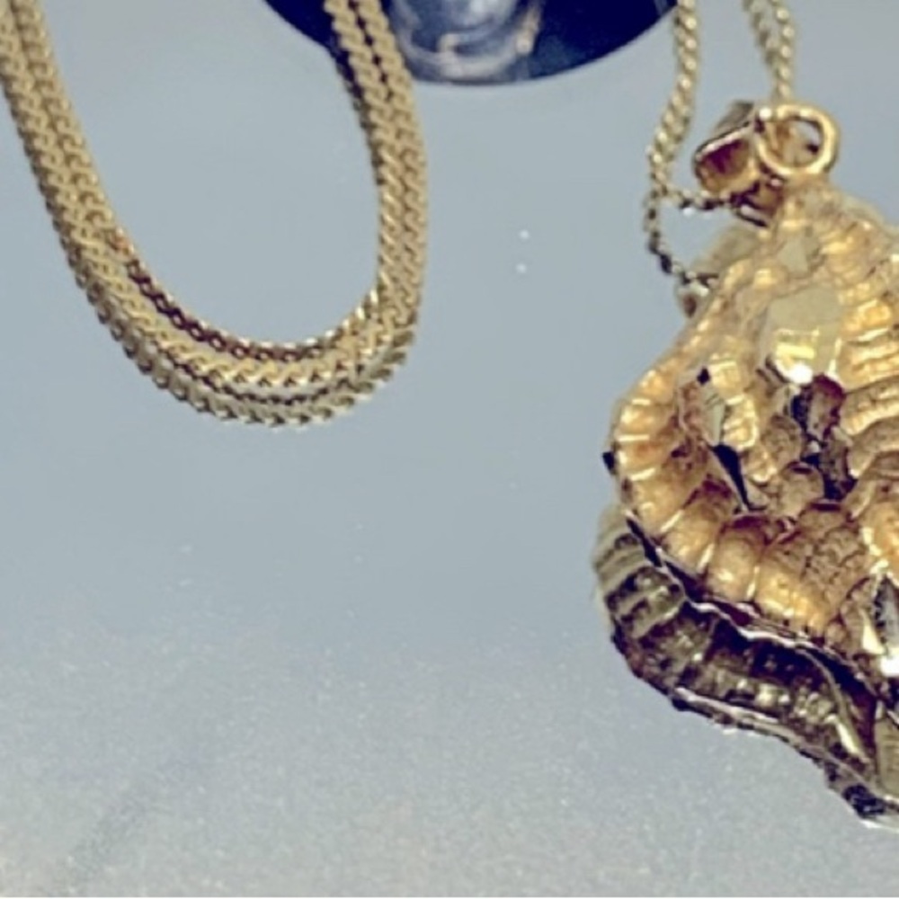 14k solid yellow Gold Shell Pendant. - Picture 7 of 7